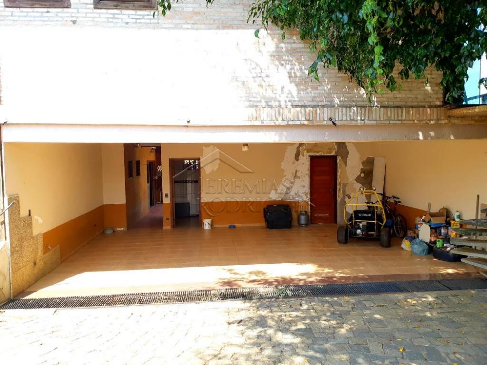 Casa à venda com 6 dormitórios no Condomínio Chácaras Cataguá em Taubaté/SP.