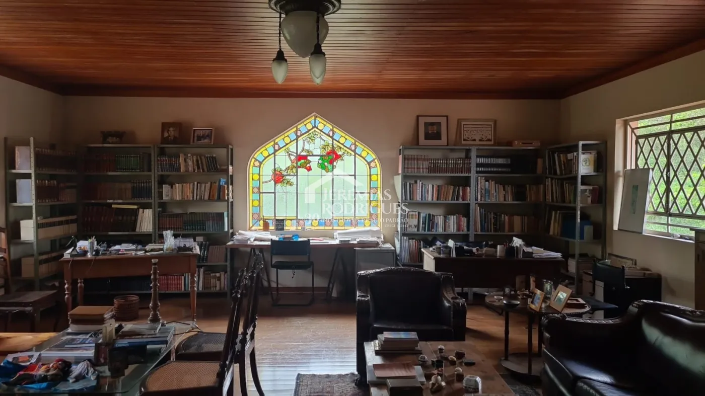 Casa à venda com 4 suítes no bairro Descansópolis em Campos do Jordão/SP.