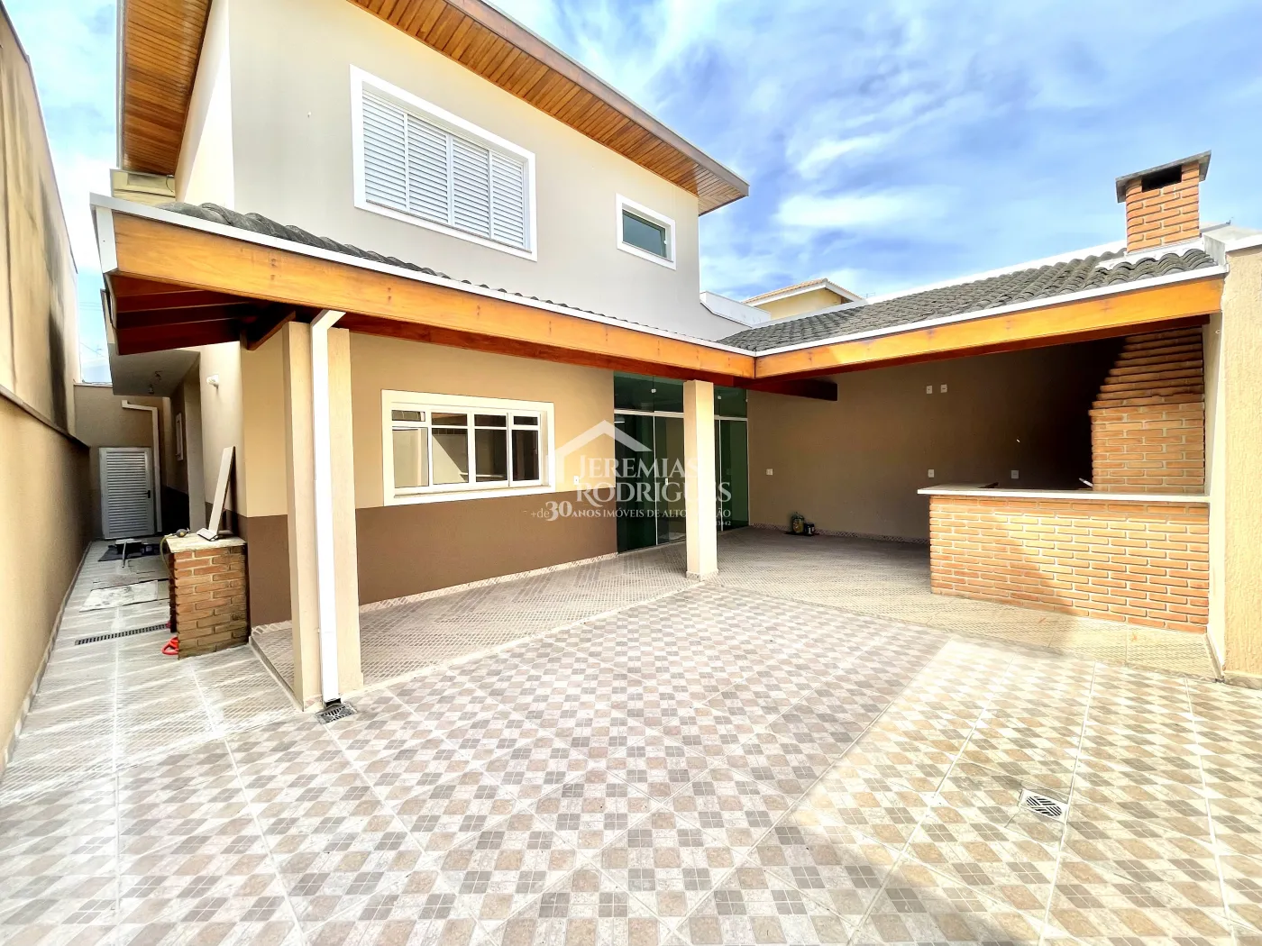 Casa para locação com 3 suítes no Condomínio Campos do Conde III em Tremembé/SP. 