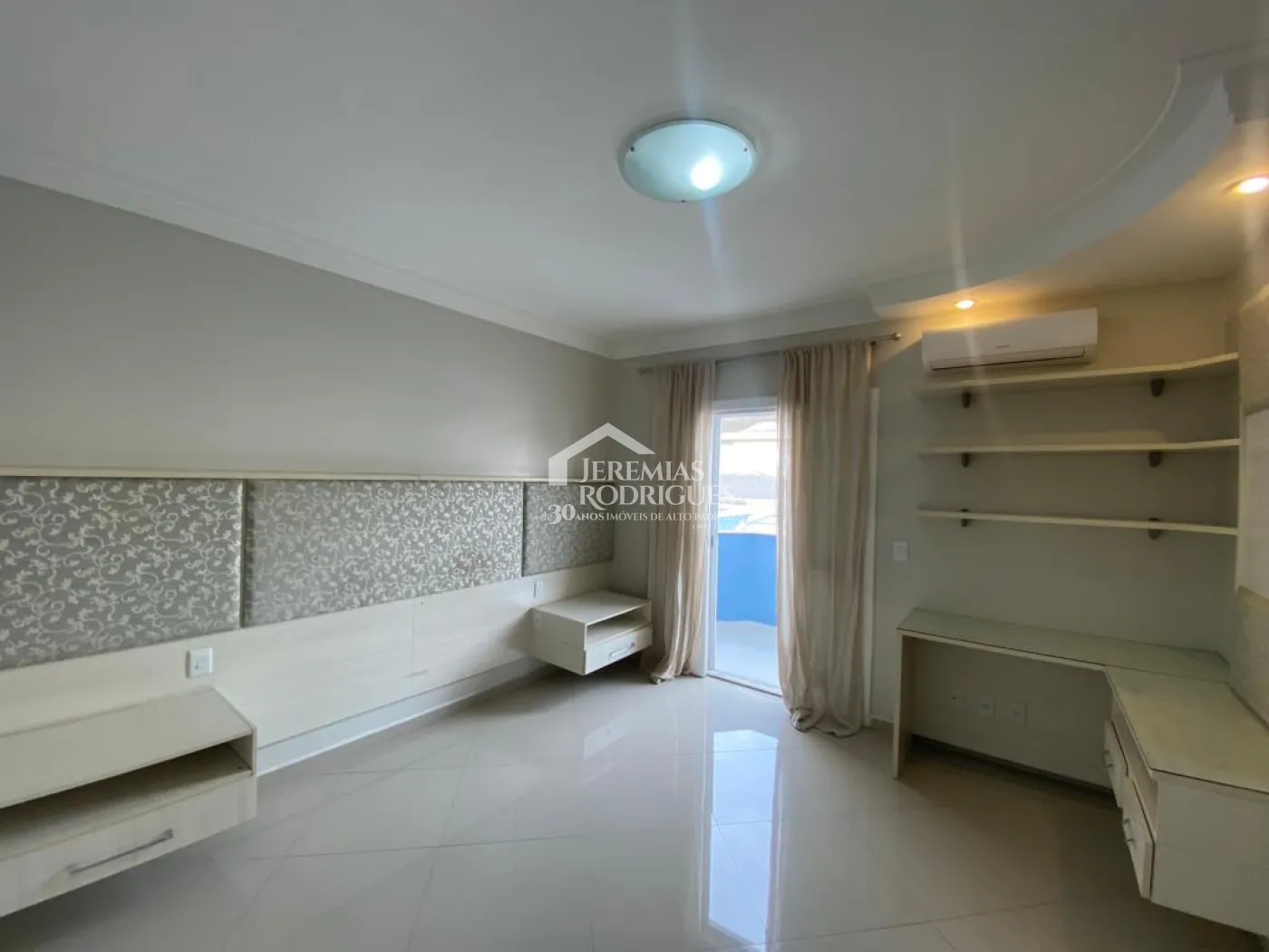 Casa à venda com 4 suítes no Condomínio Taubaté Village em Taubaté/SP. 