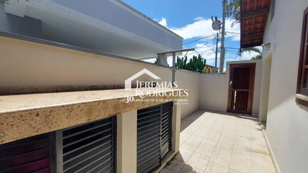 Casa térrea com 5 dorm - Condomínio Village Paineiras.