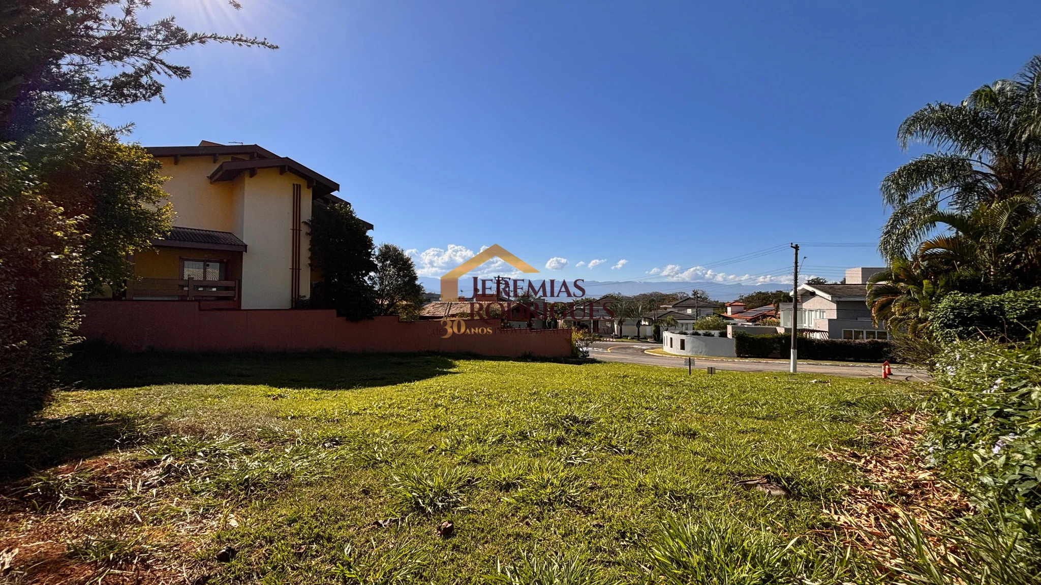 Terreno à venda no Condomínio Colonial Village I em Pindamonhangaba/SP.