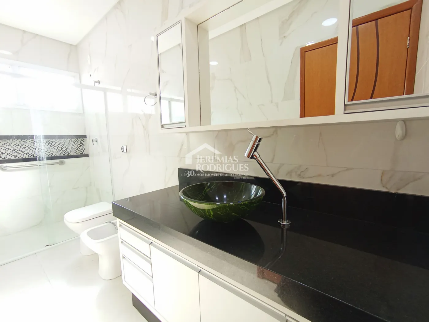 Casa para venda e locação com 3 dormitórios, no Condomínio Campos do Conde II em Tremembé/SP.