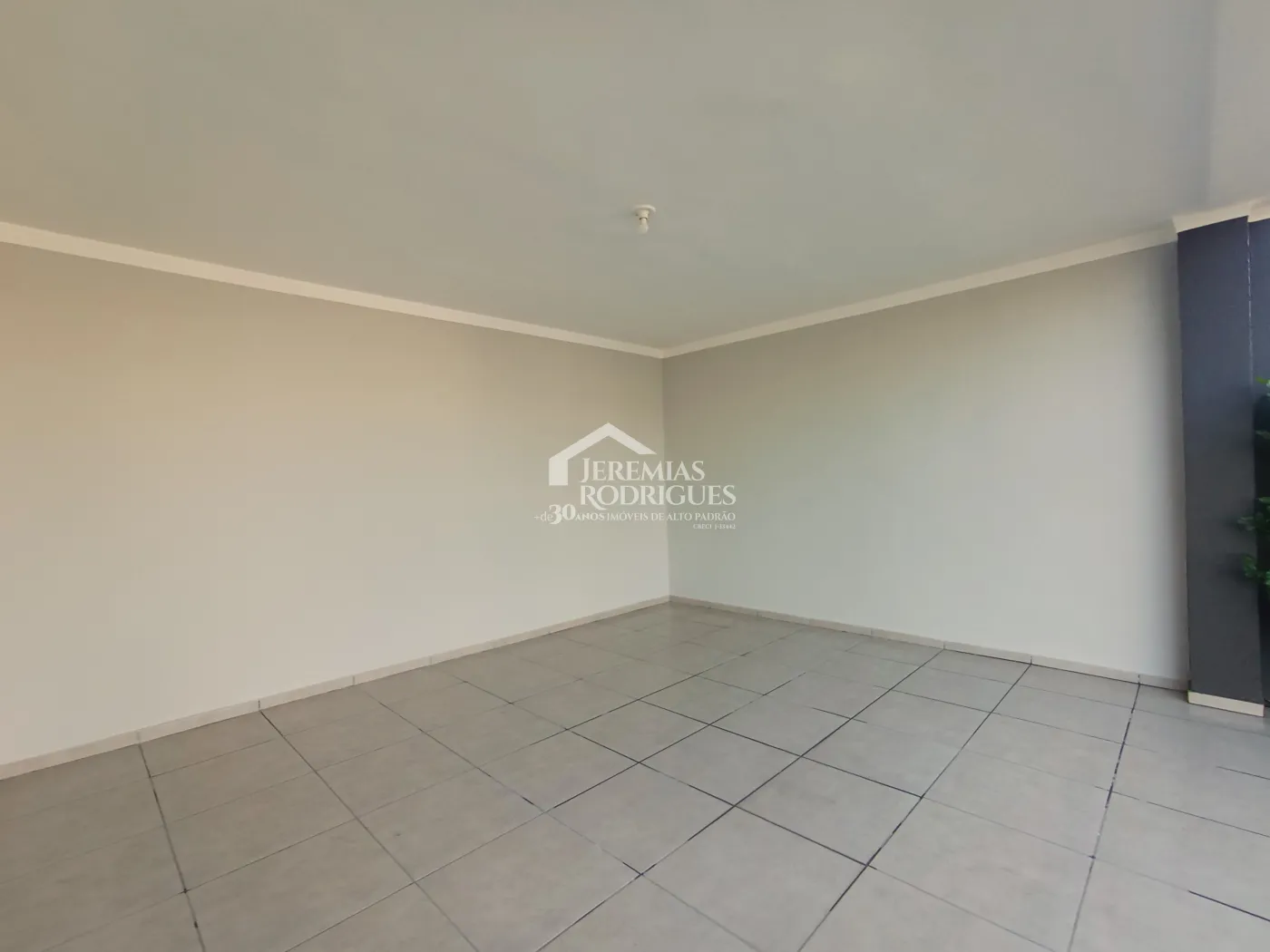 Casa à venda com 3 dormitórios no Condomínio Terras do Vale em Caçapava/SP.