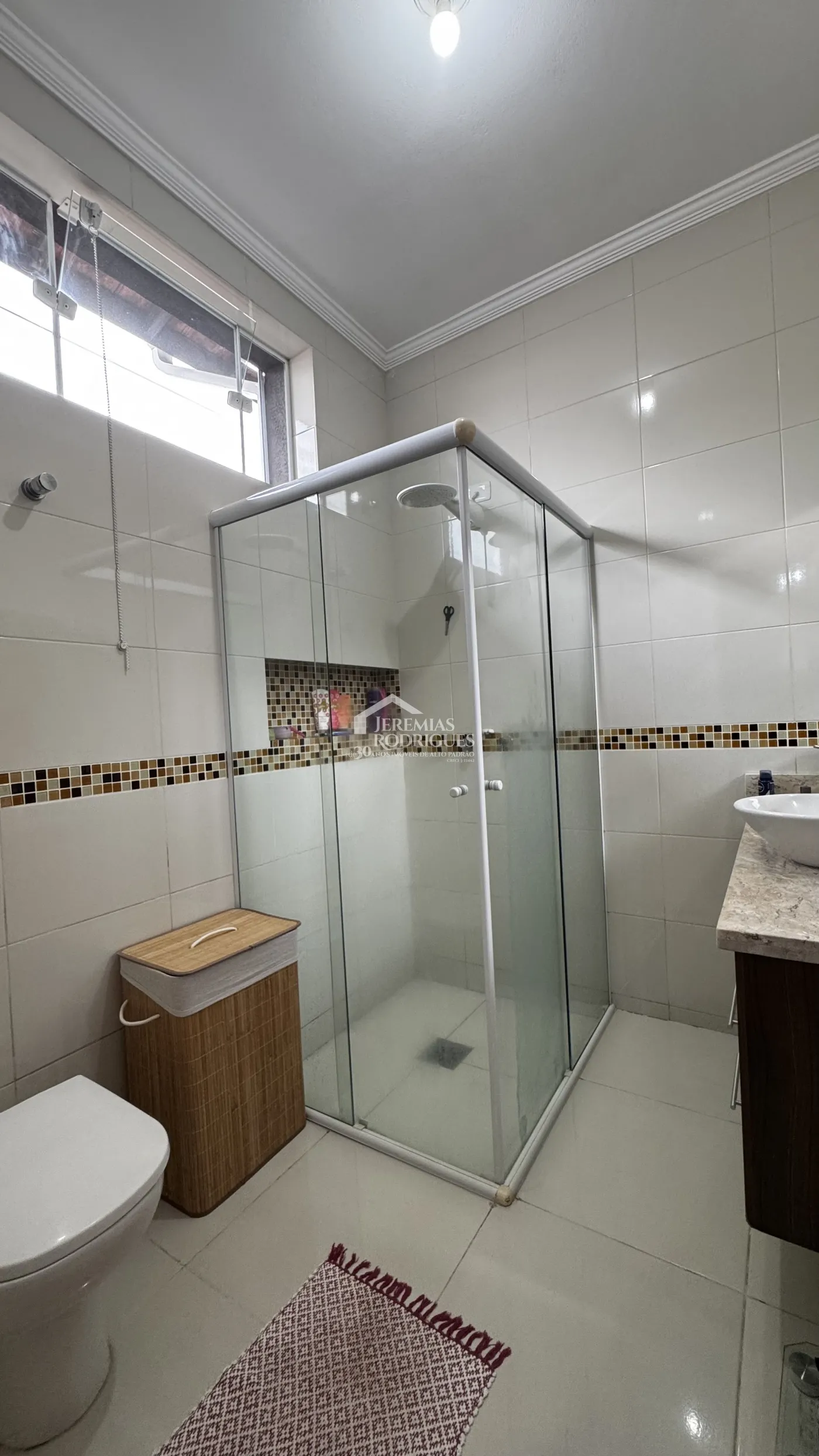 Casa para venda e locação com 3 dormitórios no bairro Chácara da Galega em Pindamonhangaba/SP.