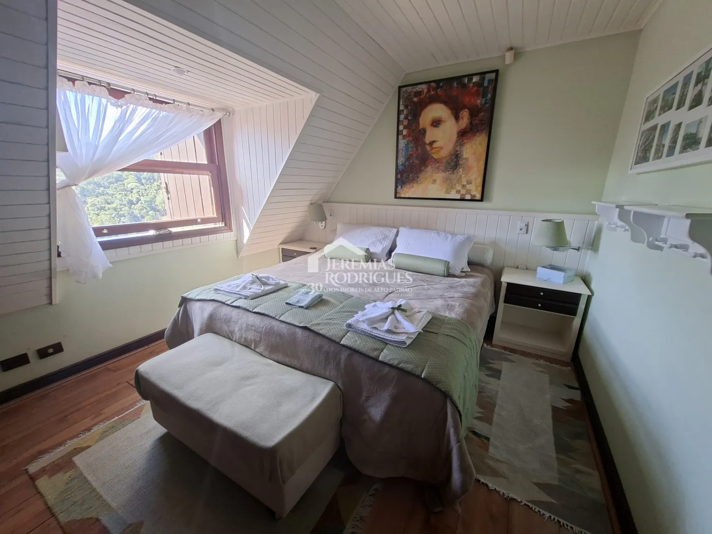 Casa à venda com 4 dormitórios no Condomínio Jardim Véu da Noiva em Campos do Jordão/SP.