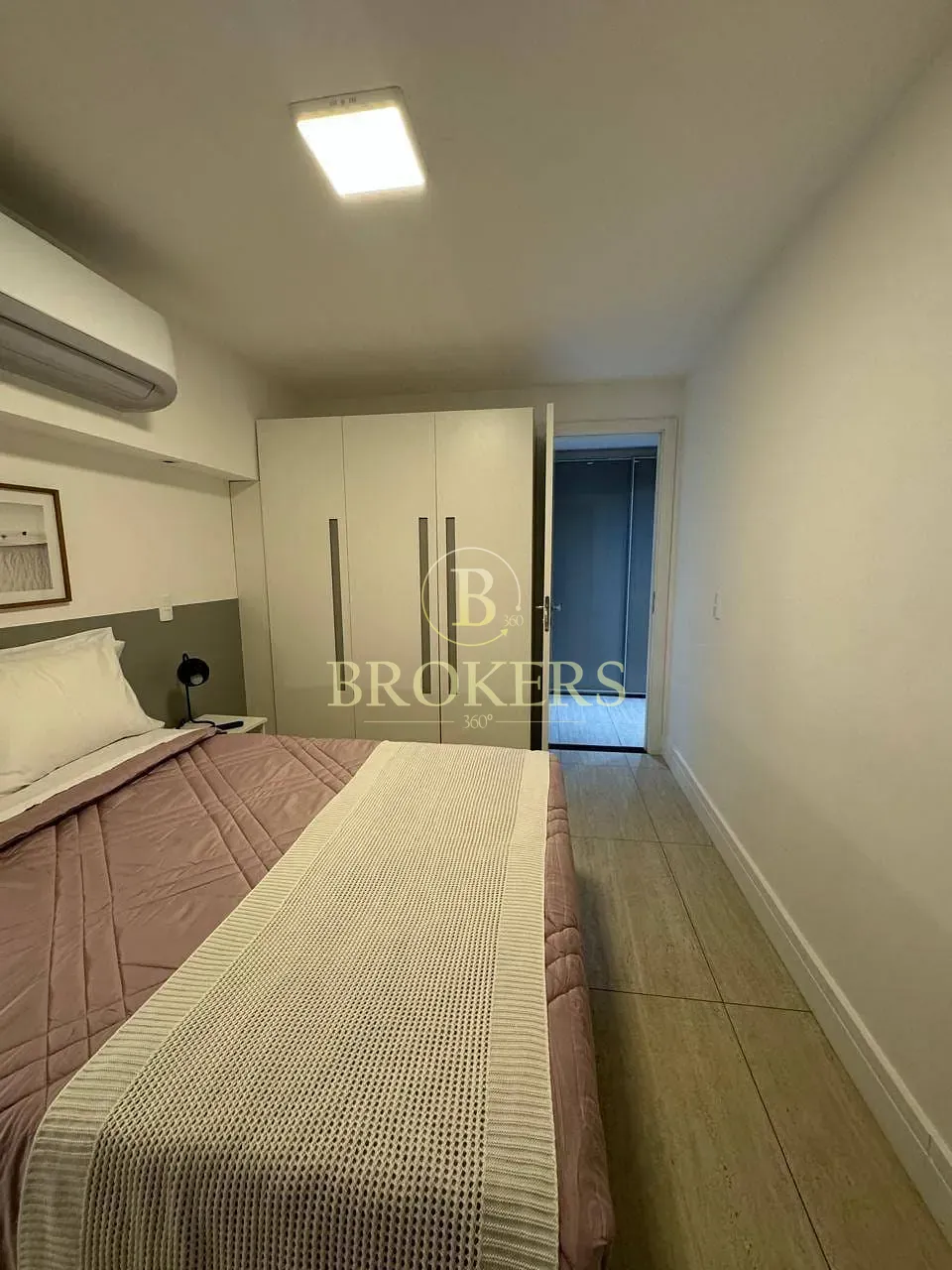 Apartamento a venda. Ipanema na quadra da praia! 2 quartos (1 suíte), varanda com vista mar, vaga,