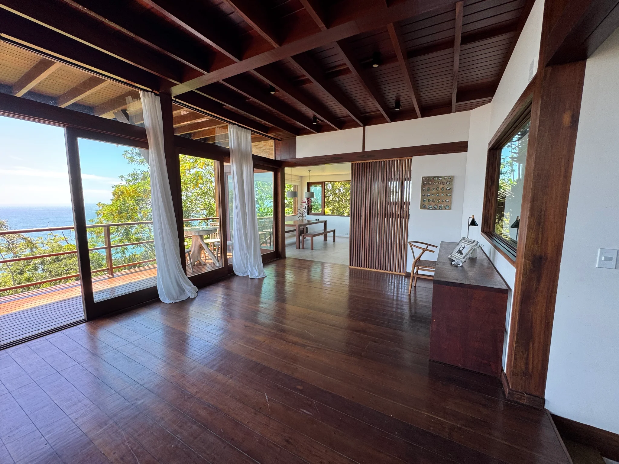 Casa à venda com 3 suítes no Condomínio Ponta das Toninhas em Ubatuba/SP. 