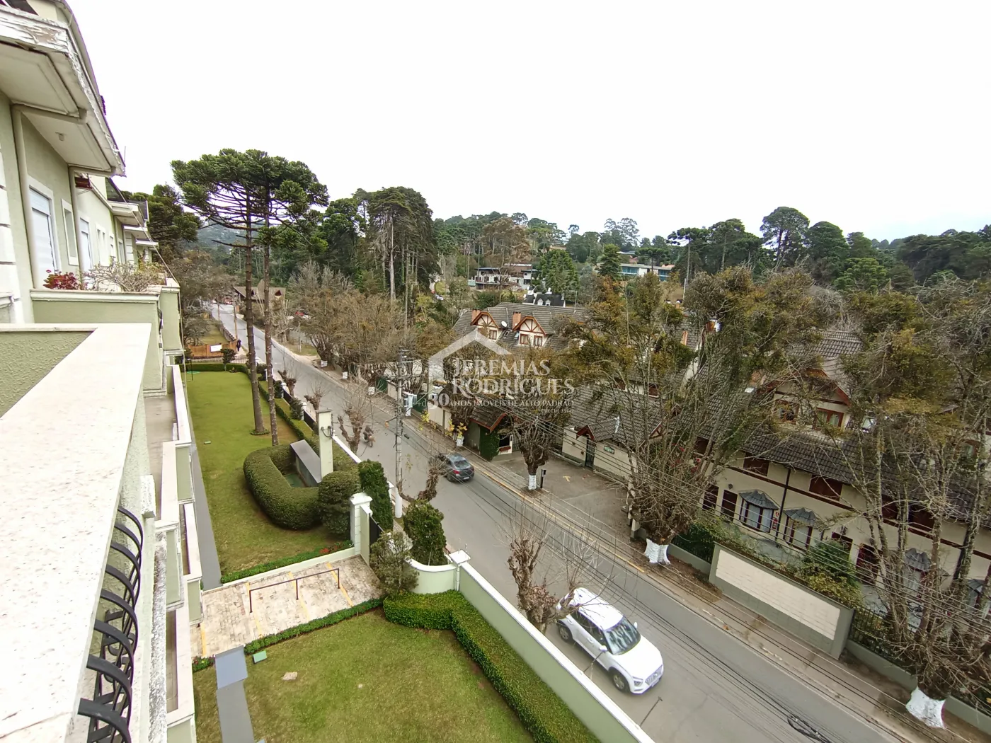 Apartamento duplex à venda com 4 suítes, 401 m² no Condomínio Chateau D Amboise em Campos do Jordão/SP.