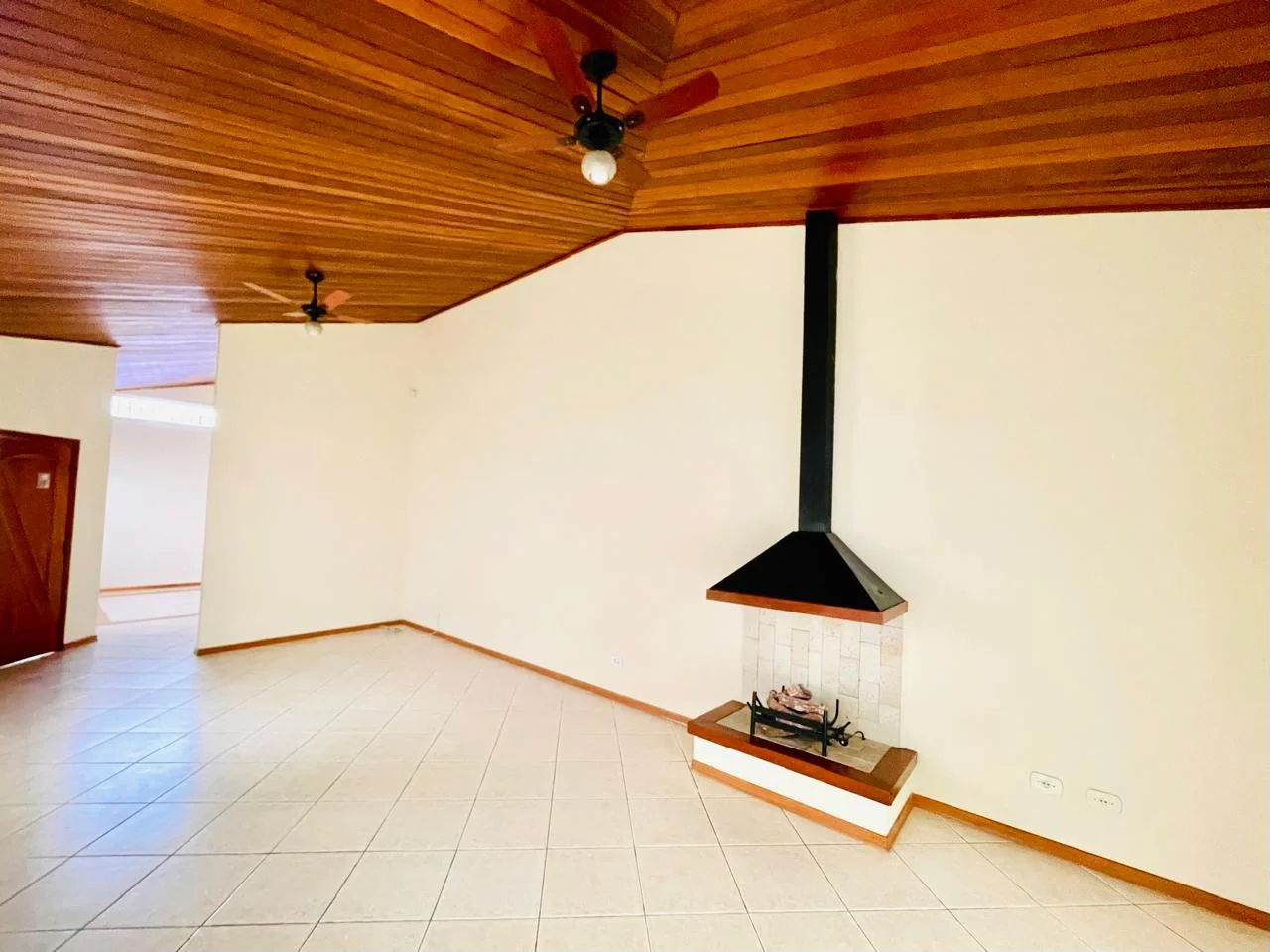 Casa com 3 dormitórios á venda no Condomínio Taubaté Village em Taubaté/SP.