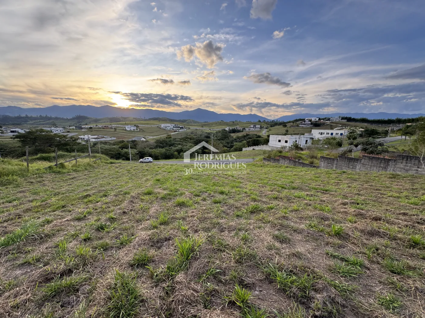 Terreno à venda com 1.100 m² no Condomínio Village da Serra em Tremembé/SP.