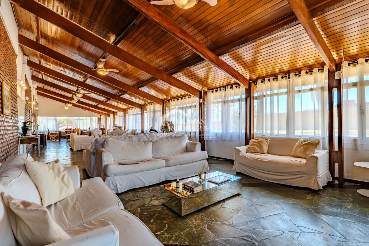 A Imobiliária Jeremias Rodrigues Imóveis de Alto Padrão disponibiliza para venda essa casa no Condomínio Morada do Visconde em Tremembé/SP.