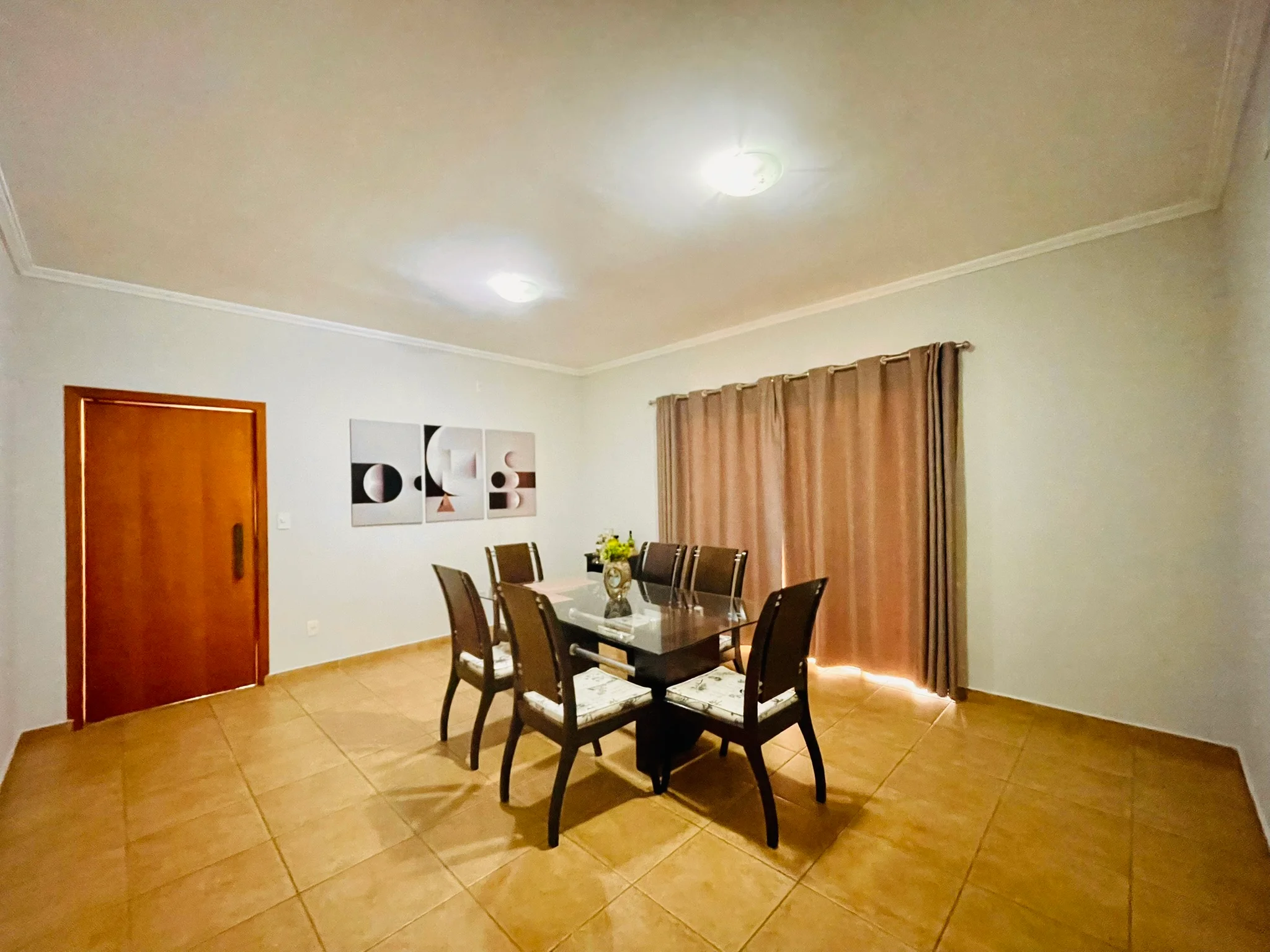 Casa à venda com 4 dormitórios no Condomínio Colonial Village I em Pindamonhangaba/SP. 