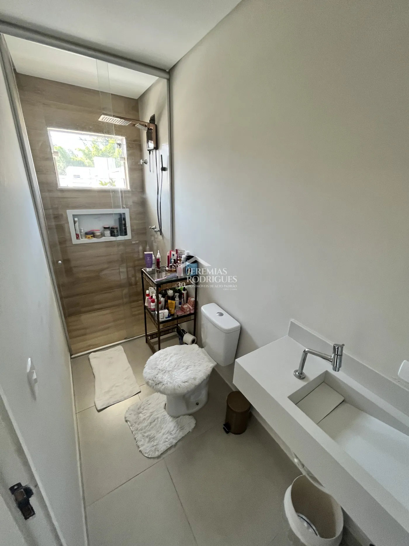 Casa assobradada à venda com 3 suítes no Condomínio Morada do Visconde em Tremembé /SP.