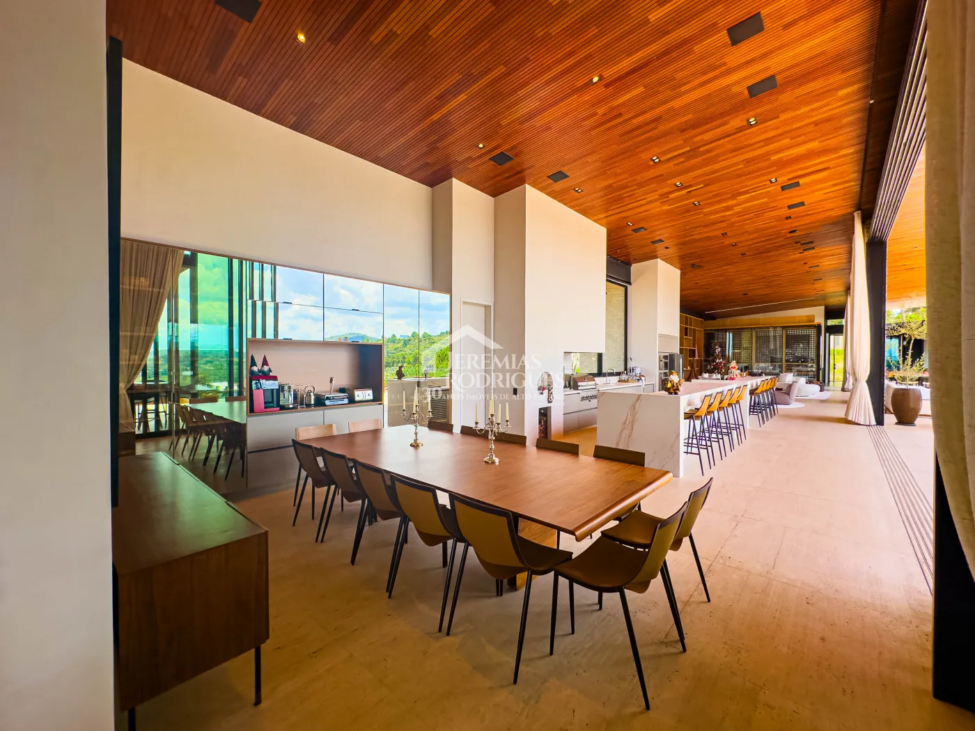 Mansão à venda com 11 suítes no Condomínio Gran Ville em Campos do Jordão/SP.