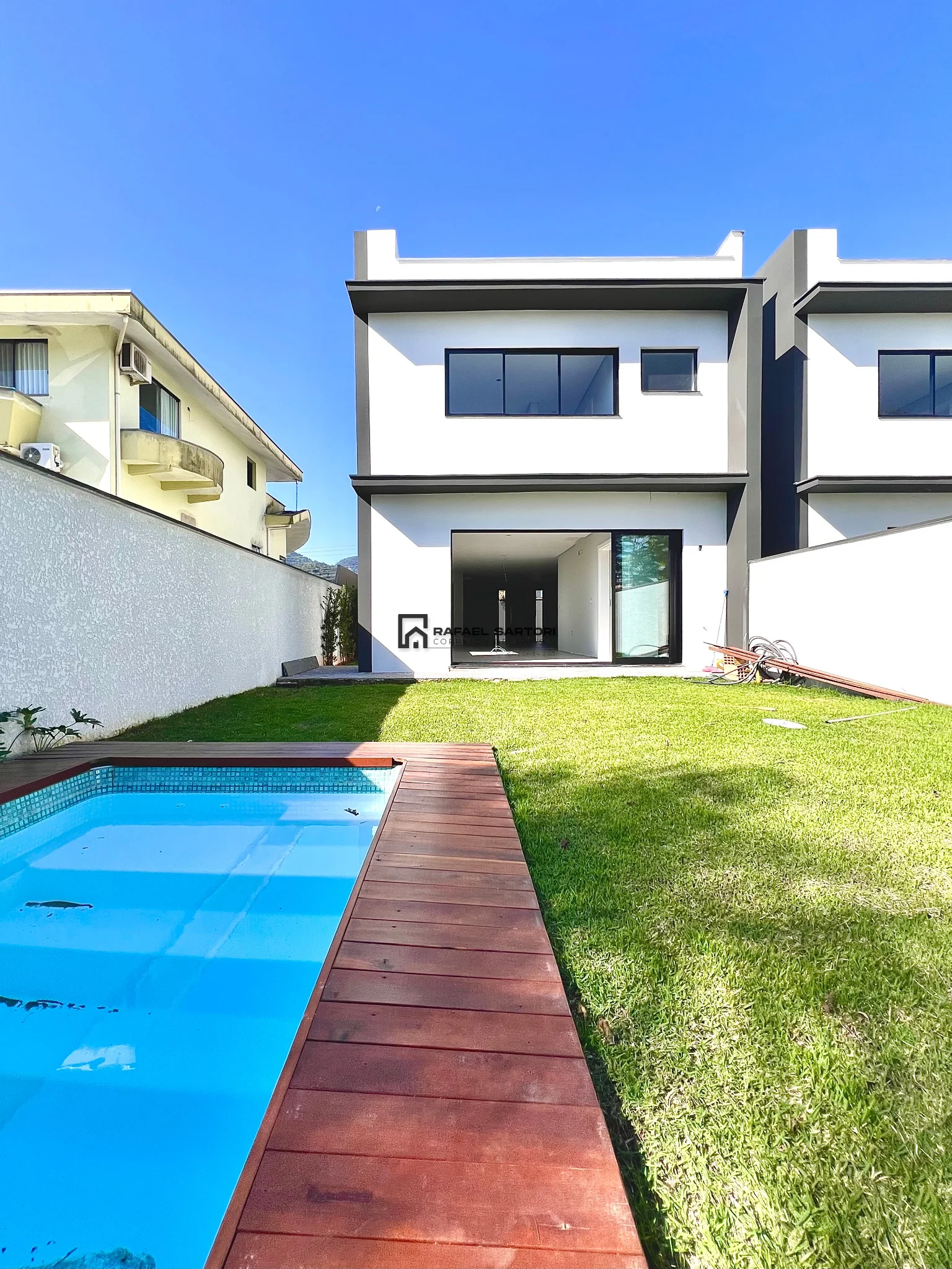 CASA COM 03 SUITES NO AMIZADE