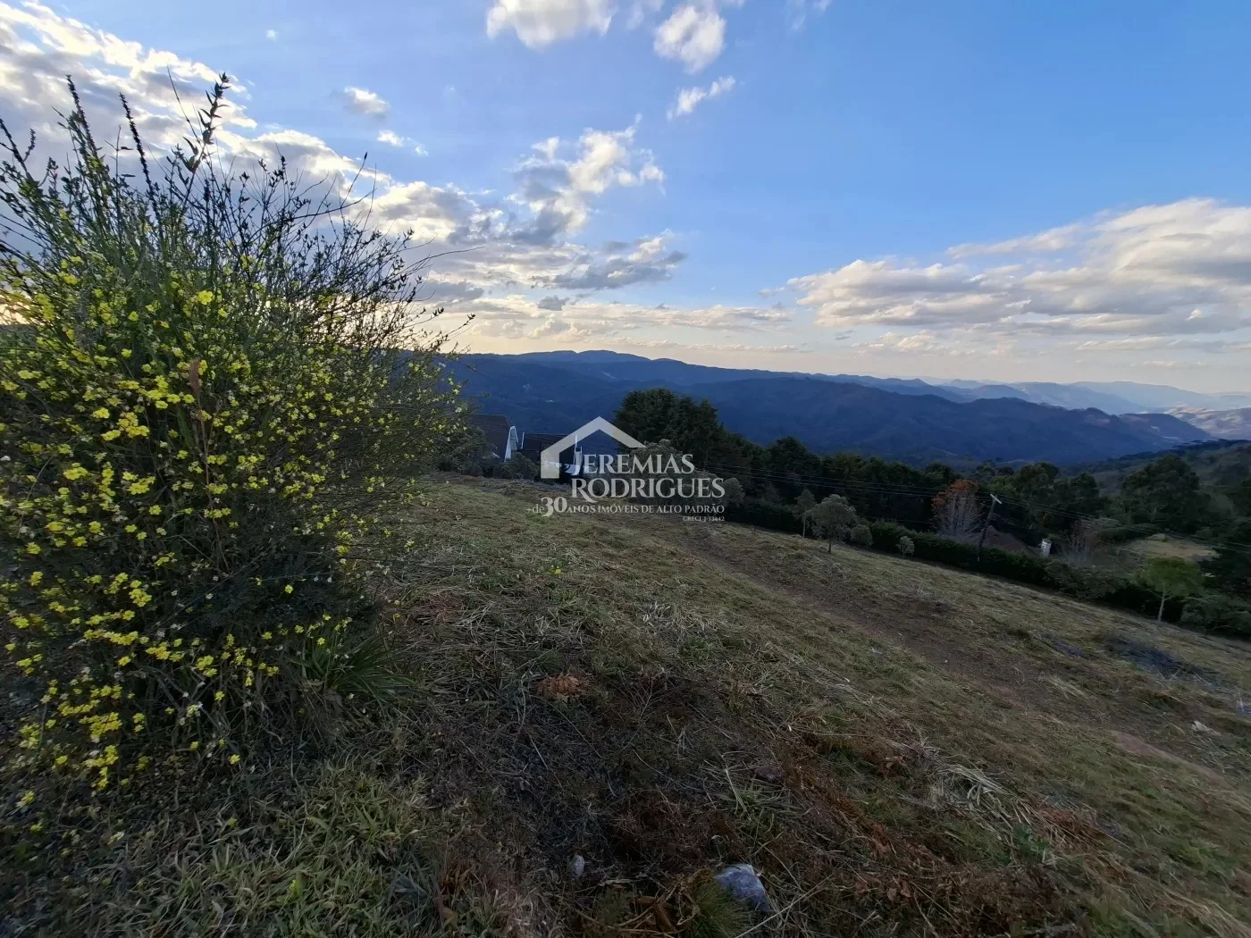 Terreno à venda no Condomínio Pedra do Fogo em Campos do Jordão/SP.
