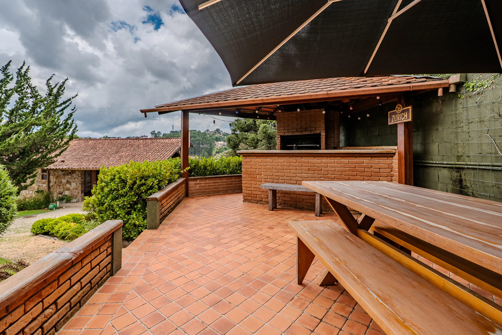 Casa estilo Toscana à venda com 4 suítes no Condomínio Vila Simonsen em Campos do Jordão/SP. 