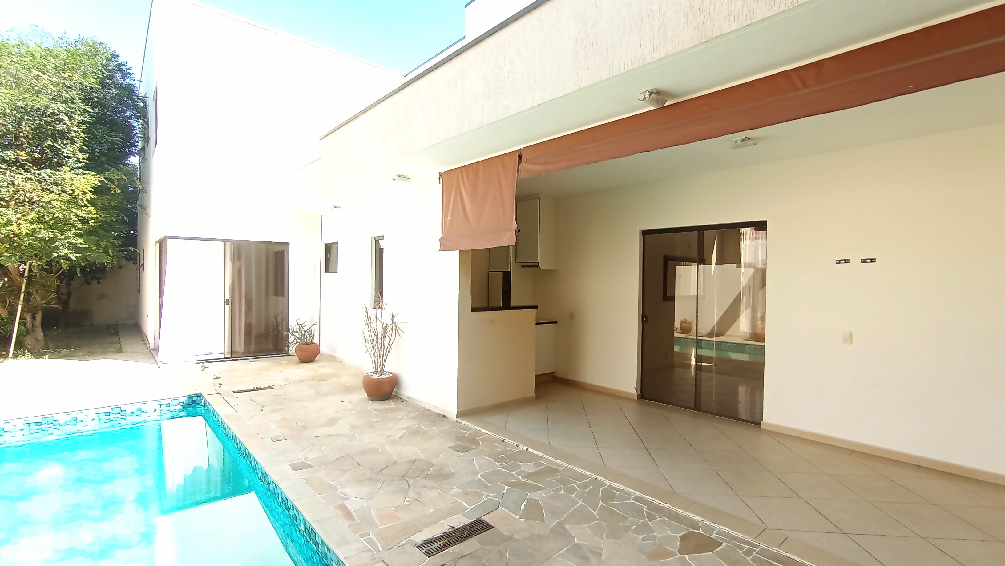 Casa à venda com 4 suítes no Condomínio Real Ville em Pindamonhangaba/SP. 