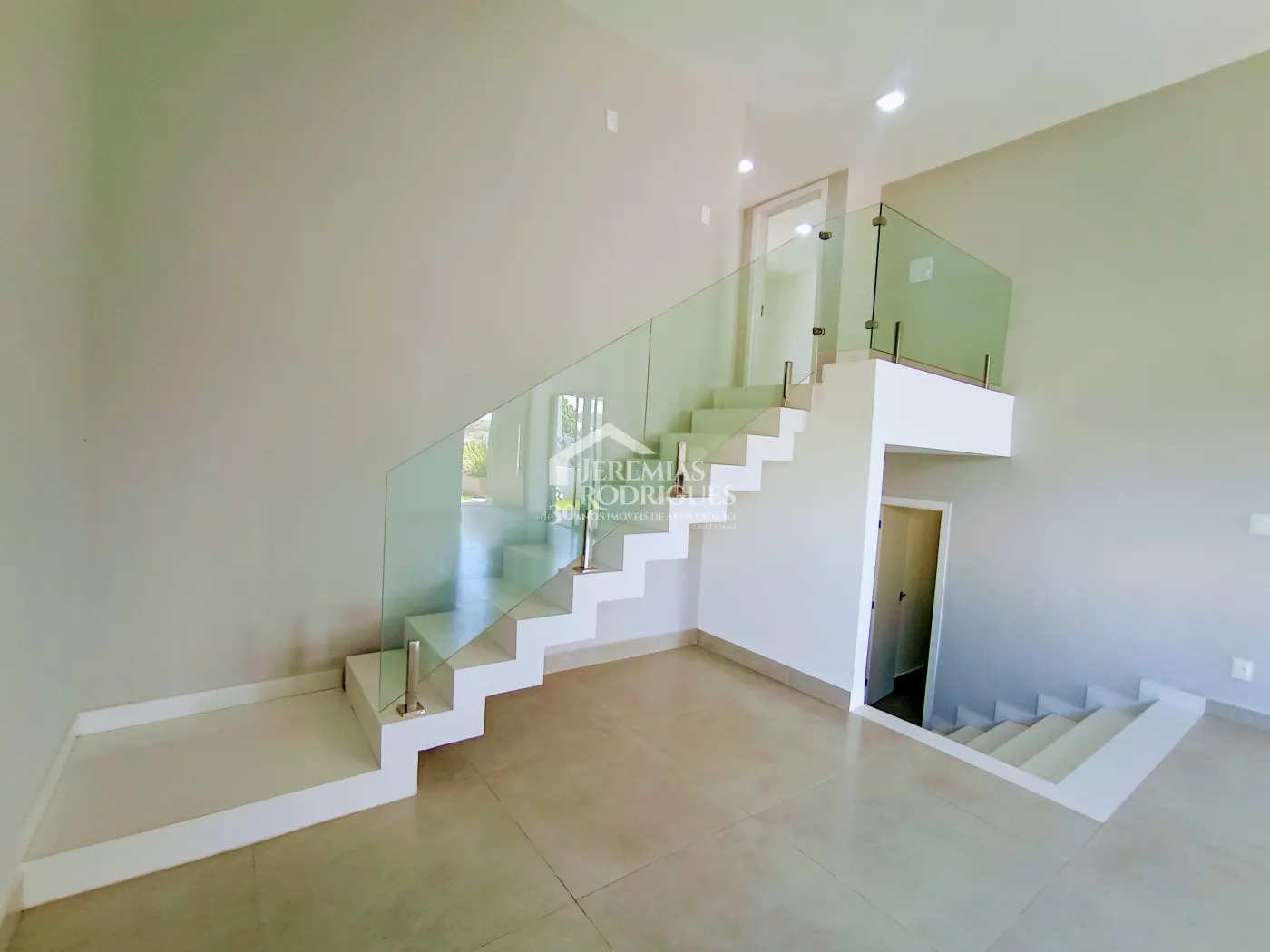 Casa assobradada à venda com 3 suítes no Condomínio Cyrela Landscape em Taubaté/SP.