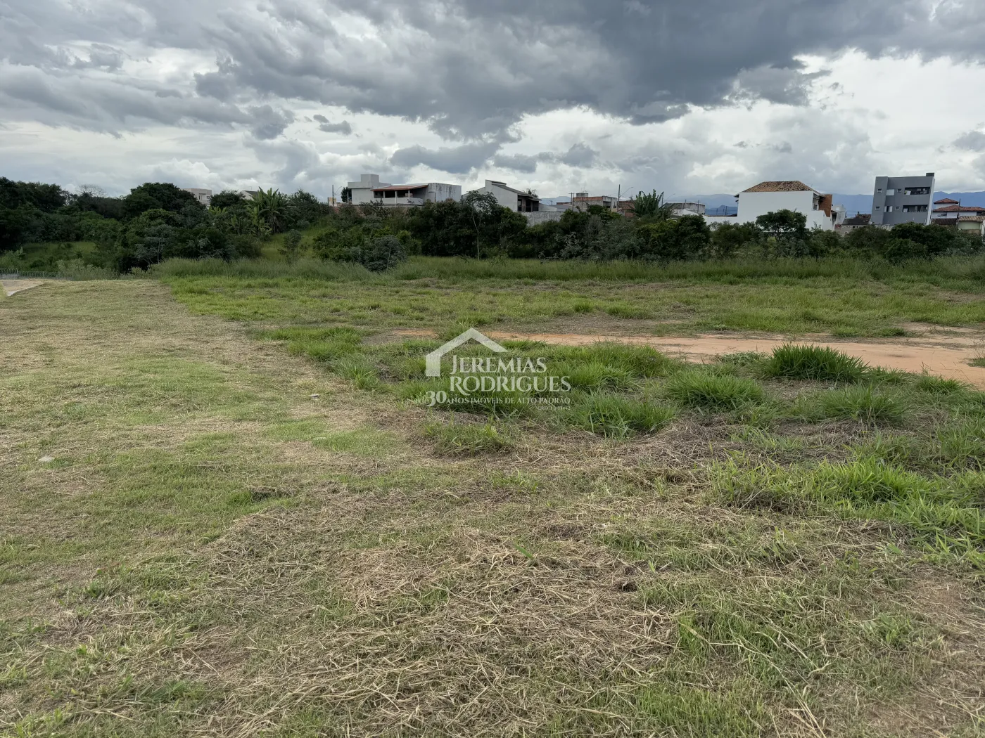 Terreno à venda com 365 m² no Bosque da Imperatriz em Pindamonhangaba/SP.