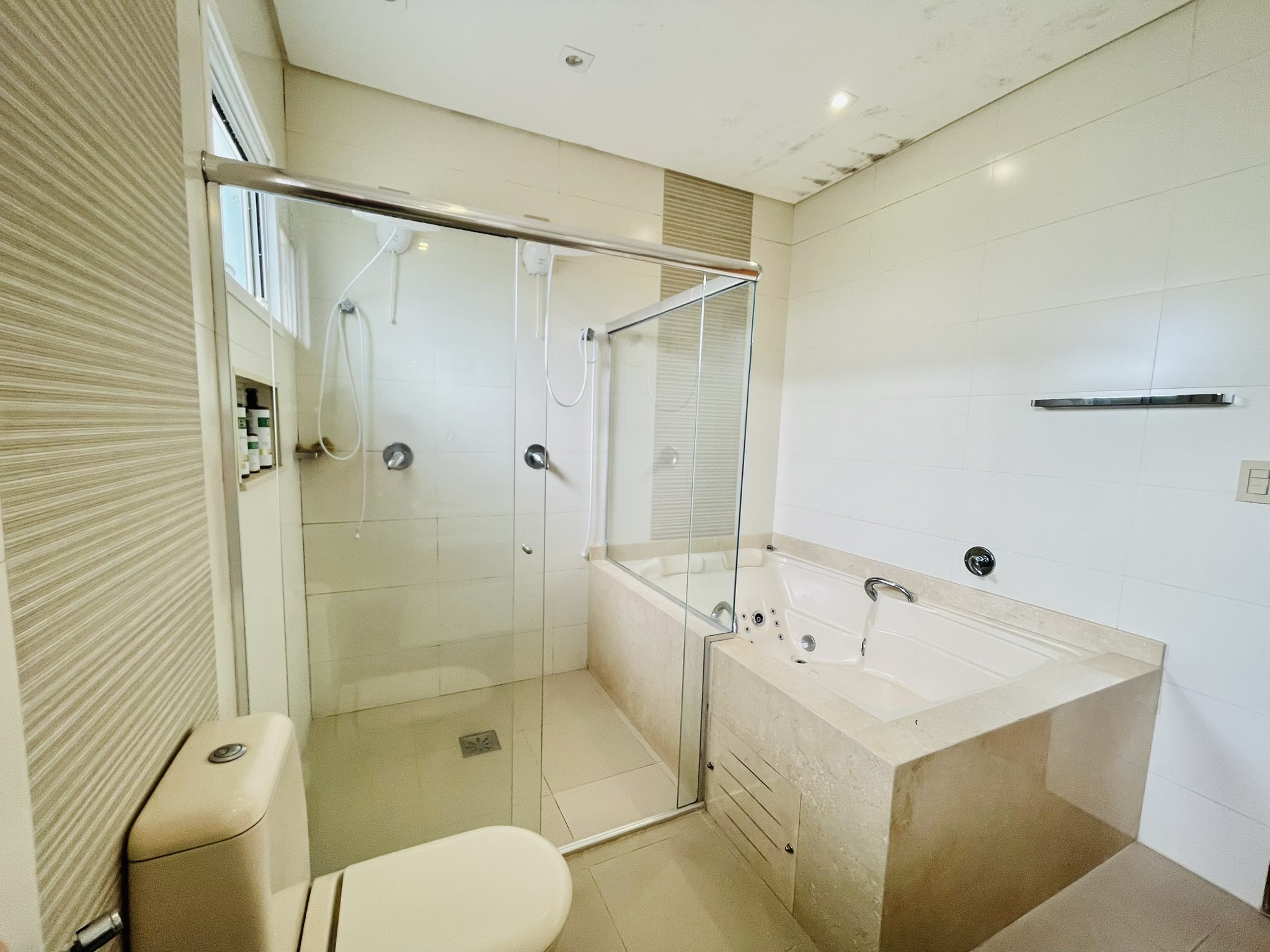 Casa para venda com 4 dormitórios no Condomínio Campos Do Conde I em Tremembé/SP