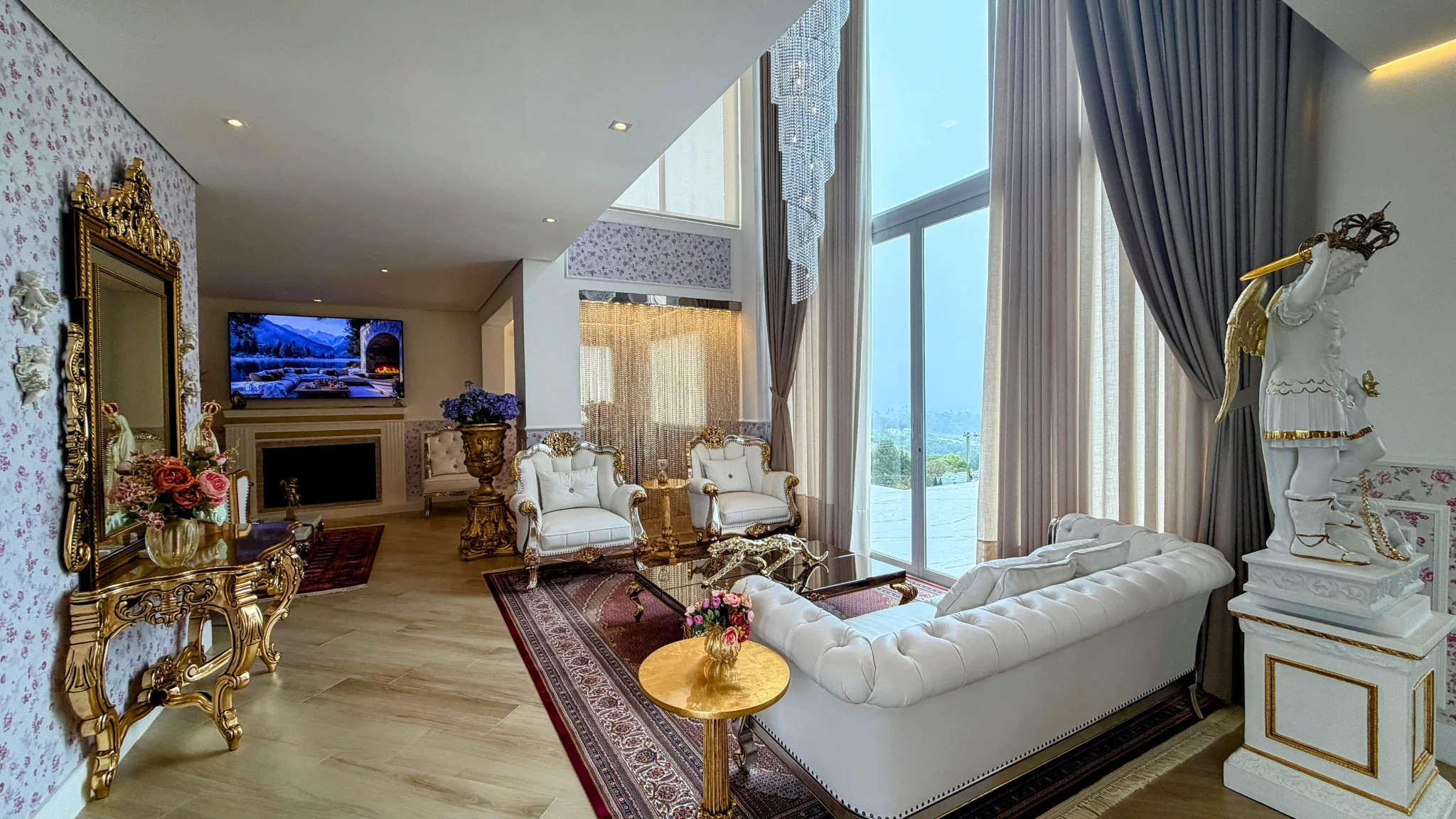 Casa à venda com 4 suítes no  Condomínio Iporanga em Campos do Jordão/SP. 