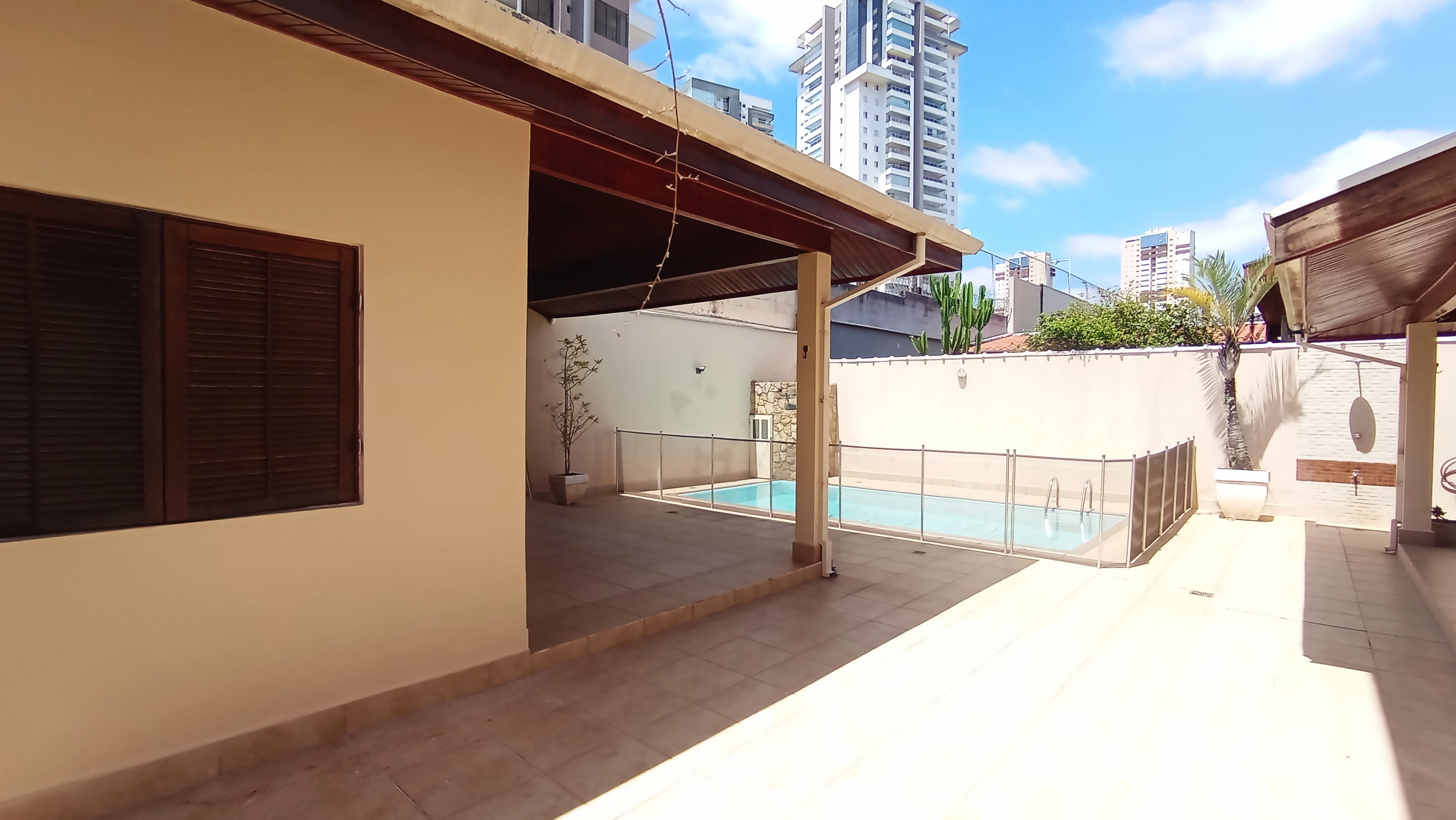 Casa à venda com 3 dormitórios no Condomínio Taubaté Village em Taubaté/SP.