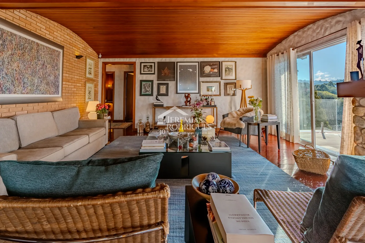 Casa à venda com 3 dormitórios, no bairro Vila Belvedere em Campos do Jordão/SP.