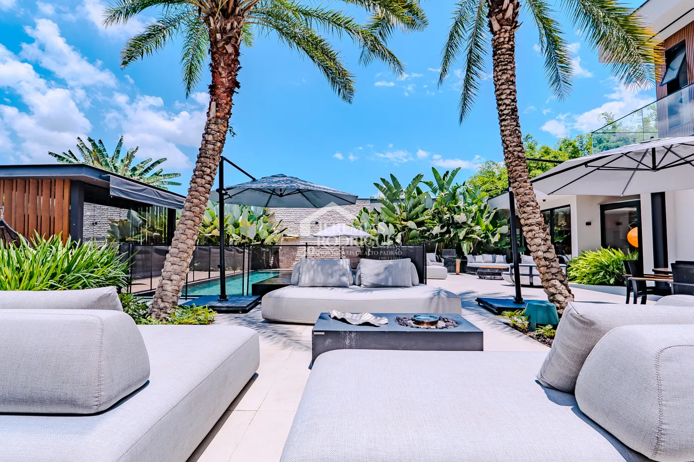 Casa à venda com 4 suítes no Condomínio Taubaté Village em Taubaté/SP.