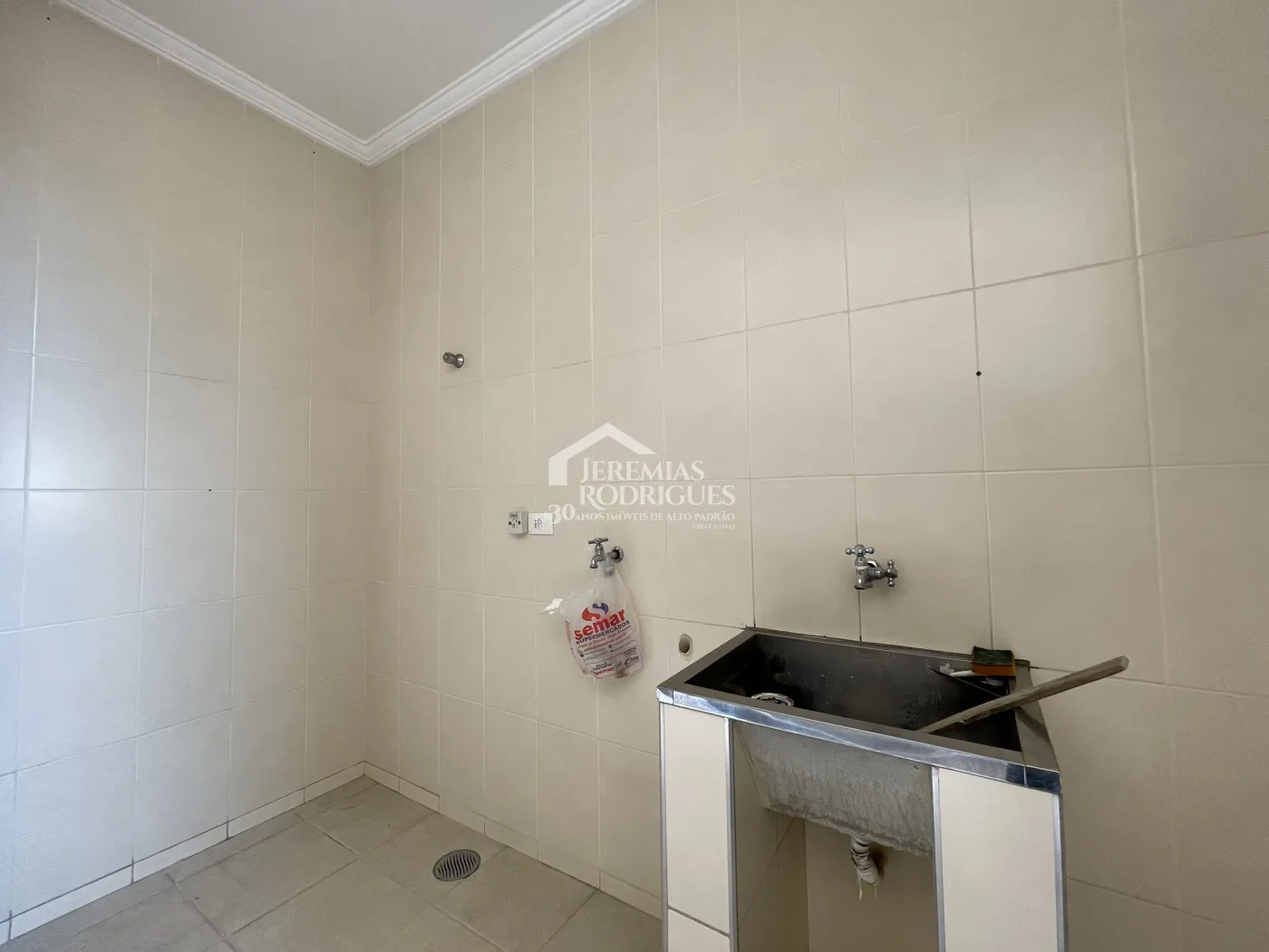 Casa para locação com 3 suítes no Condomínio Campos do Conde III em Tremembé/SP. 