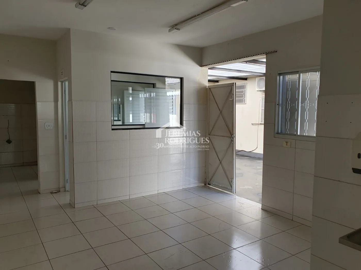 Galpão à venda no bairro Jardim Jaraguá em Taubaté/SP.