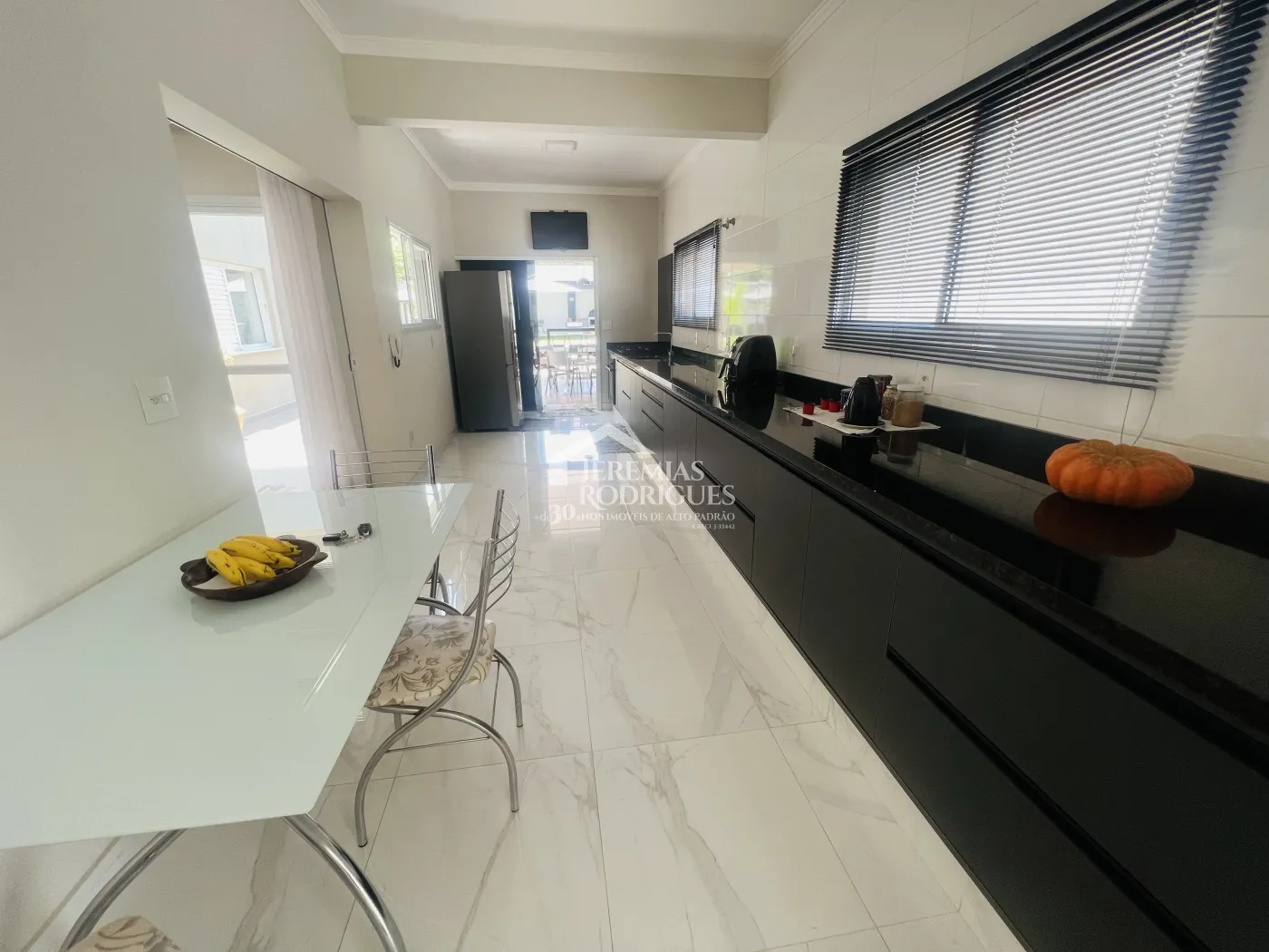 Casa à venda com 3 dormitórios no bairro Lessa em Pindamonhangaba/SP. 