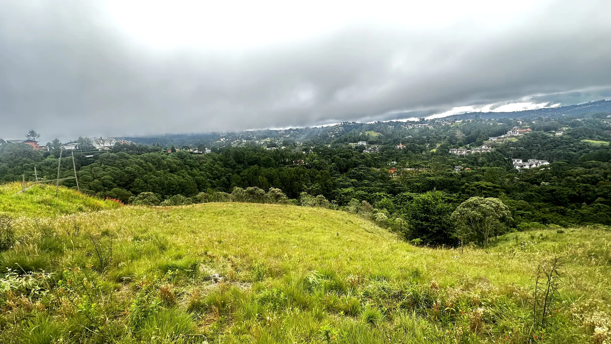 Terreno à venda com 2.650 m² no Condomínio Reserva Figueiredo em Campos do Jordão/SP. 