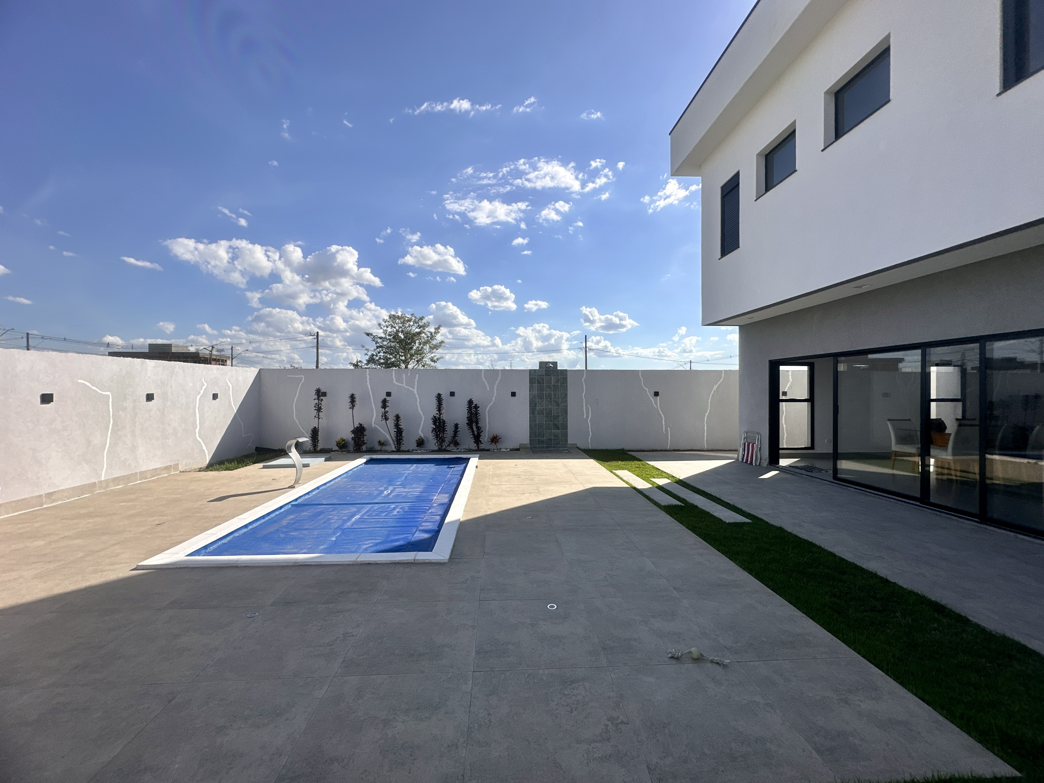 Casa à venda com 4 dormitórios no Condomínio Bella Vitta em Caçapava/SP.