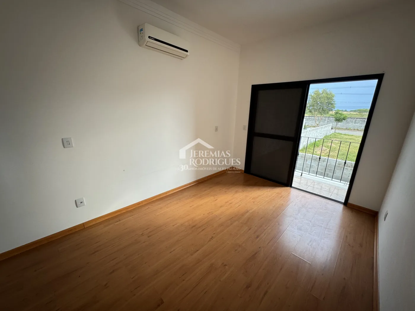Casa para venda e locação com 4 suítes no Condomínio Village Splendore em Pindamonhangaba/SP.