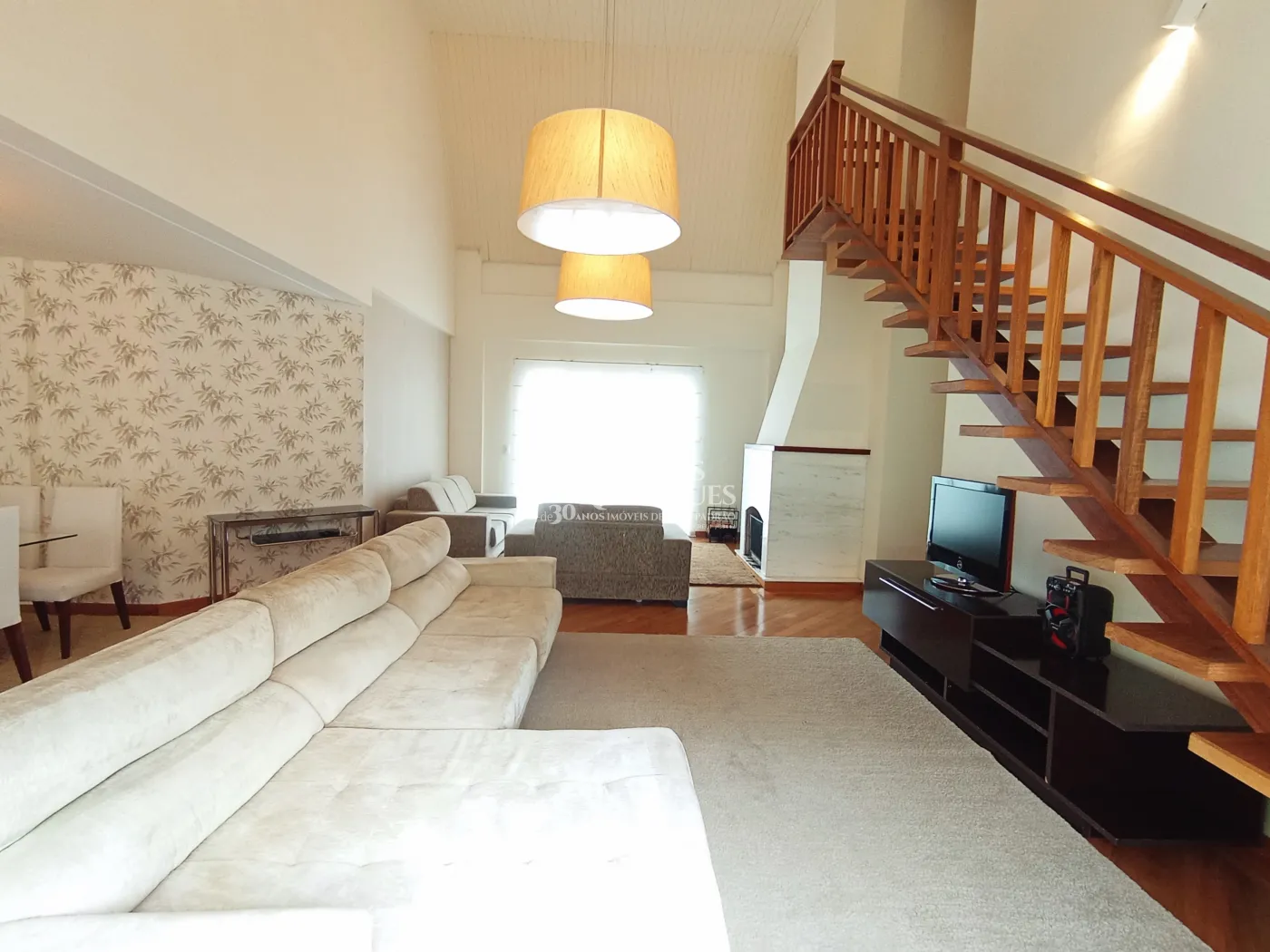 Apartamento duplex à venda com 4 suítes, 401 m² no Condomínio Chateau D Amboise em Campos do Jordão/SP.
