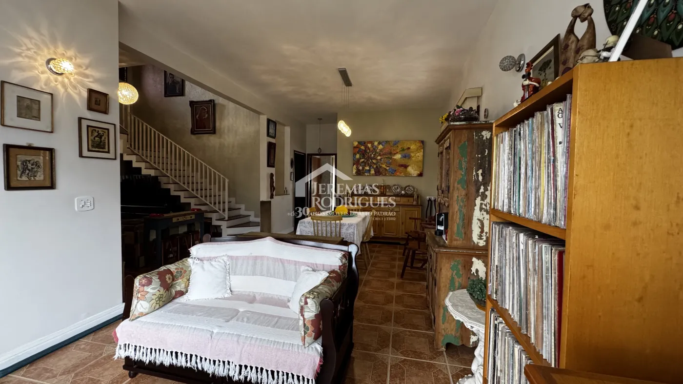 Casa assobradada à venda com 4 dormitórios no Condomínio Jardim das Hortênsias em Taubaté/SP.