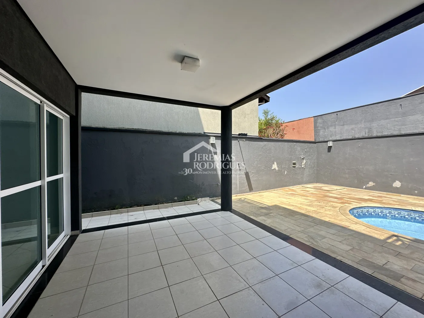 Sobrado com 3 dormitórios, 302 m2 - Condomínio Campos do Conde II - Tremembé/SP.