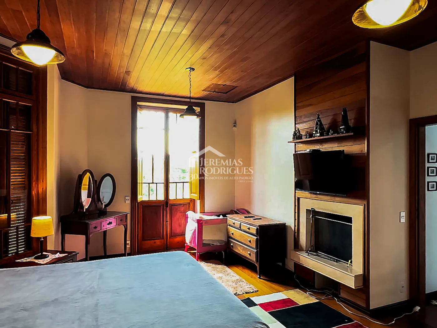 Casa à venda com 5 dormitórios no Condomínio Residencial Gran Ville em Campos do Jordão/SP.