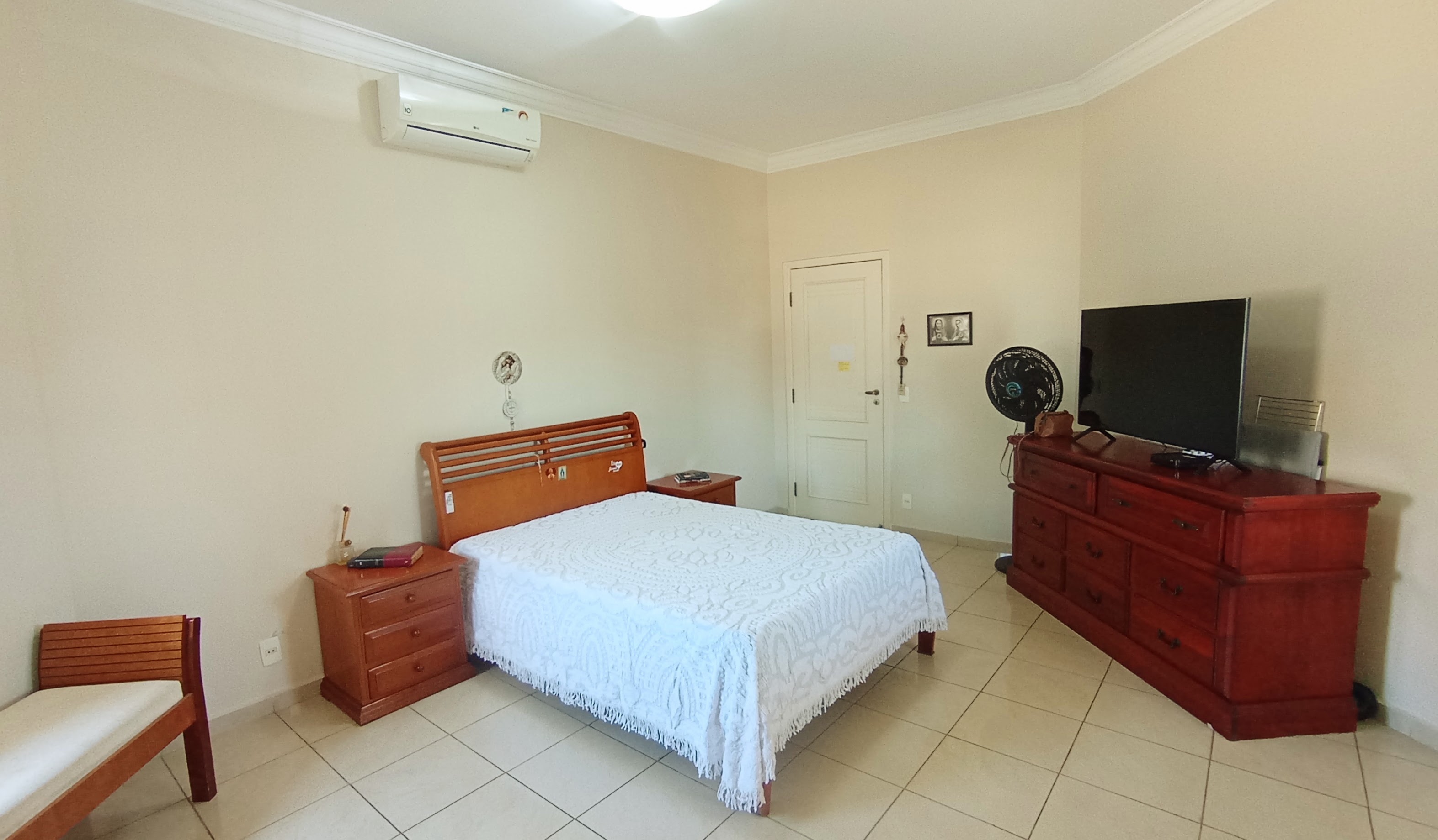 Casa à venda com 4 dormitórios no Condomínio Taubaté Village em Taubaté/SP.
