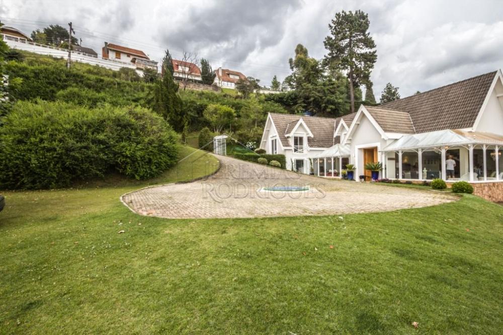 Casa à venda com 7 dormitórios no bairro Recanto das Araucárias em Campos do Jordão/SP.