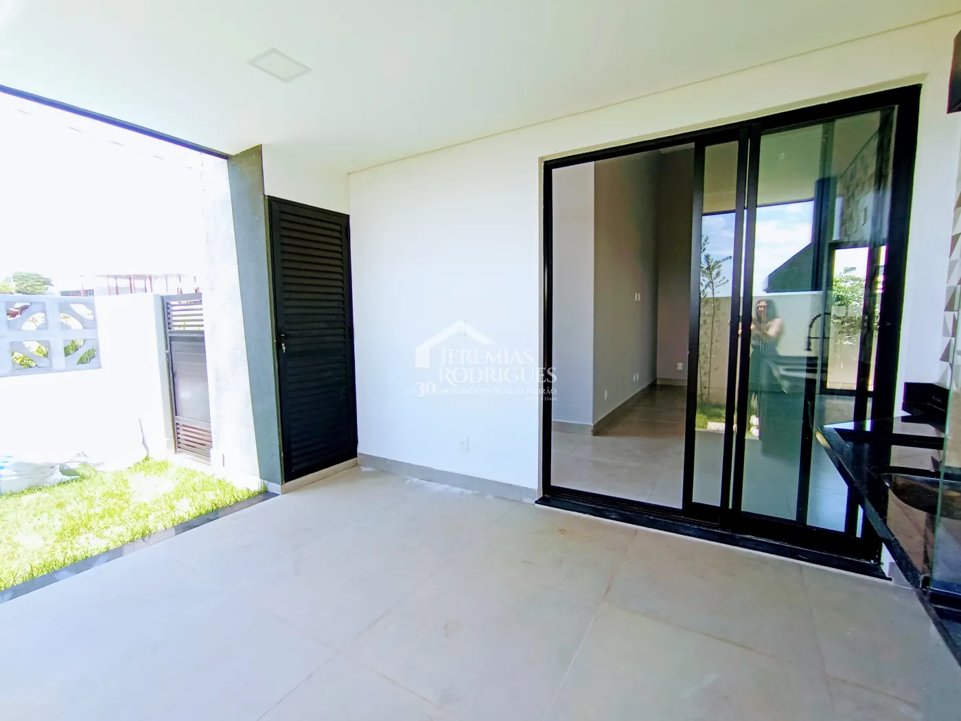 Casa assobradada à venda com 3 suítes no Condomínio Cyrela Landscape em Taubaté/SP.