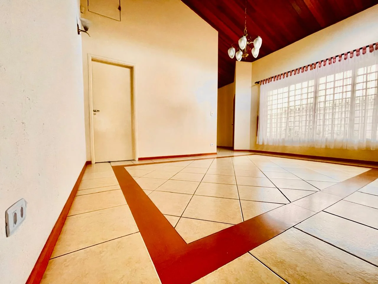 Casa com 3 dormitórios á venda no Condomínio Taubaté Village em Taubaté/SP.