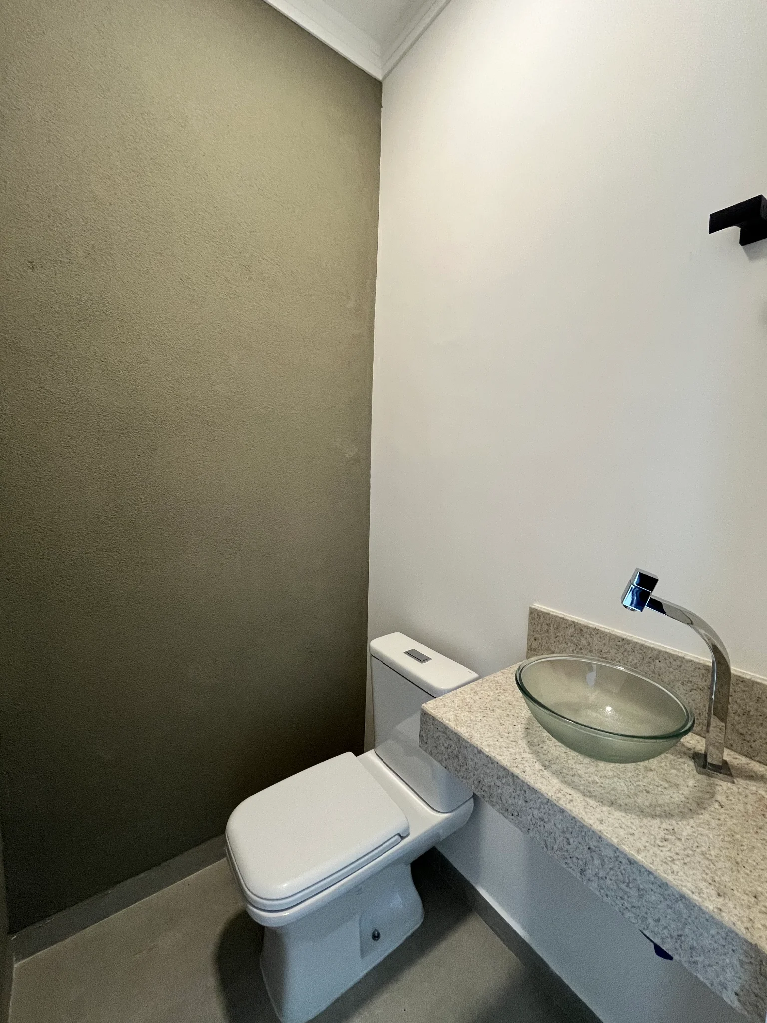 Casa térrea moderna com ilha gourmet à venda no Condomínio Laguna Residencial em Pindamonhangaba/SP