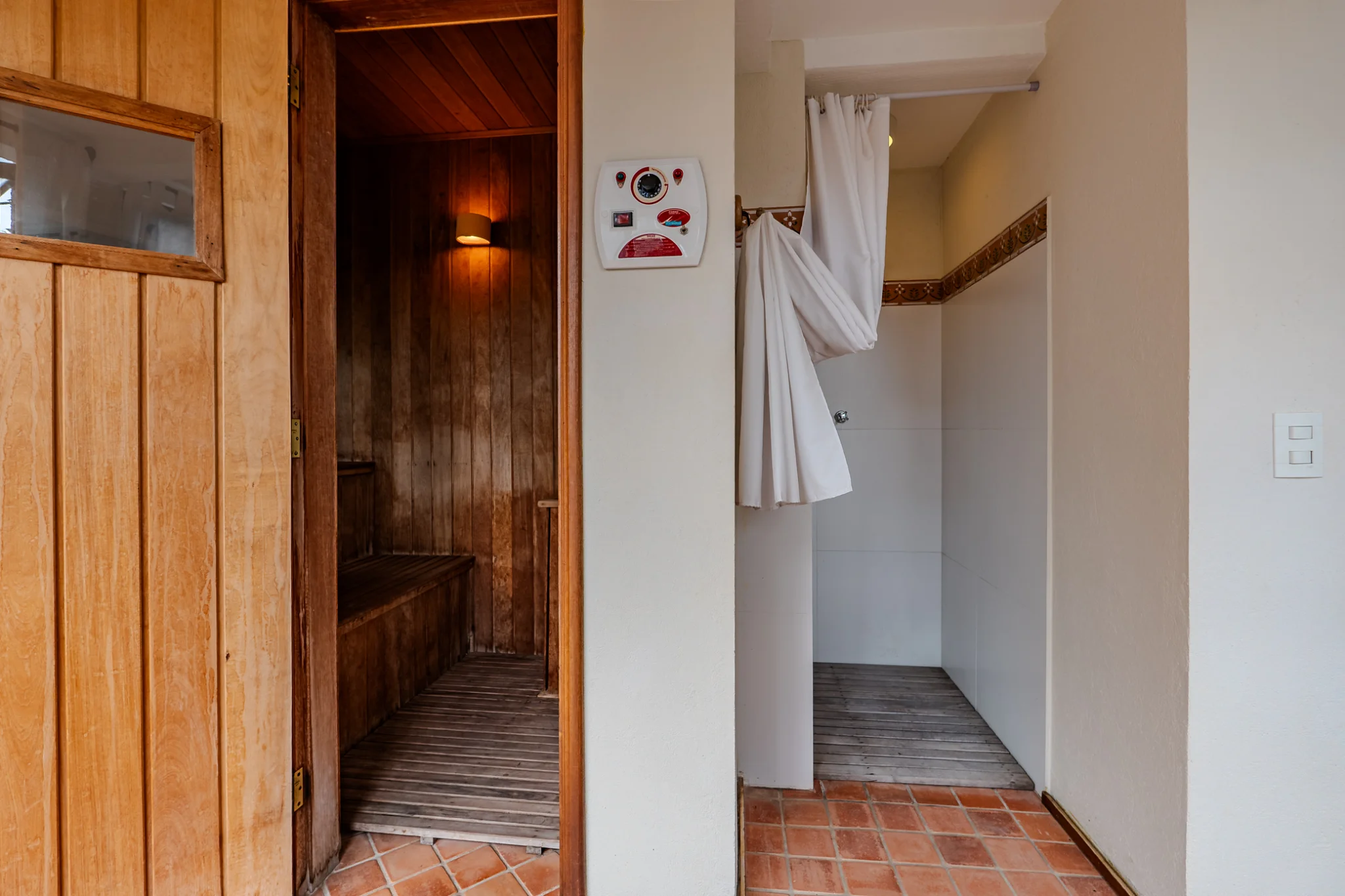 Casa estilo Toscana à venda com 4 suítes no Condomínio Vila Simonsen em Campos do Jordão/SP. 