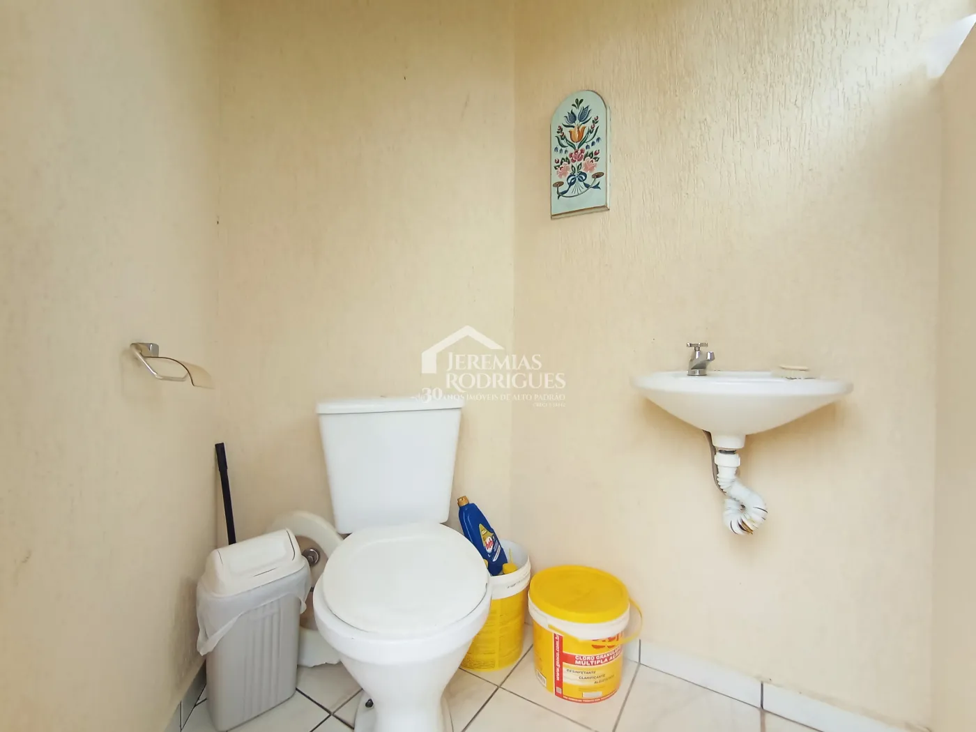 Casa para venda e locação com 3 suítes no bairro Parque das Flores em Taubaté/SP.