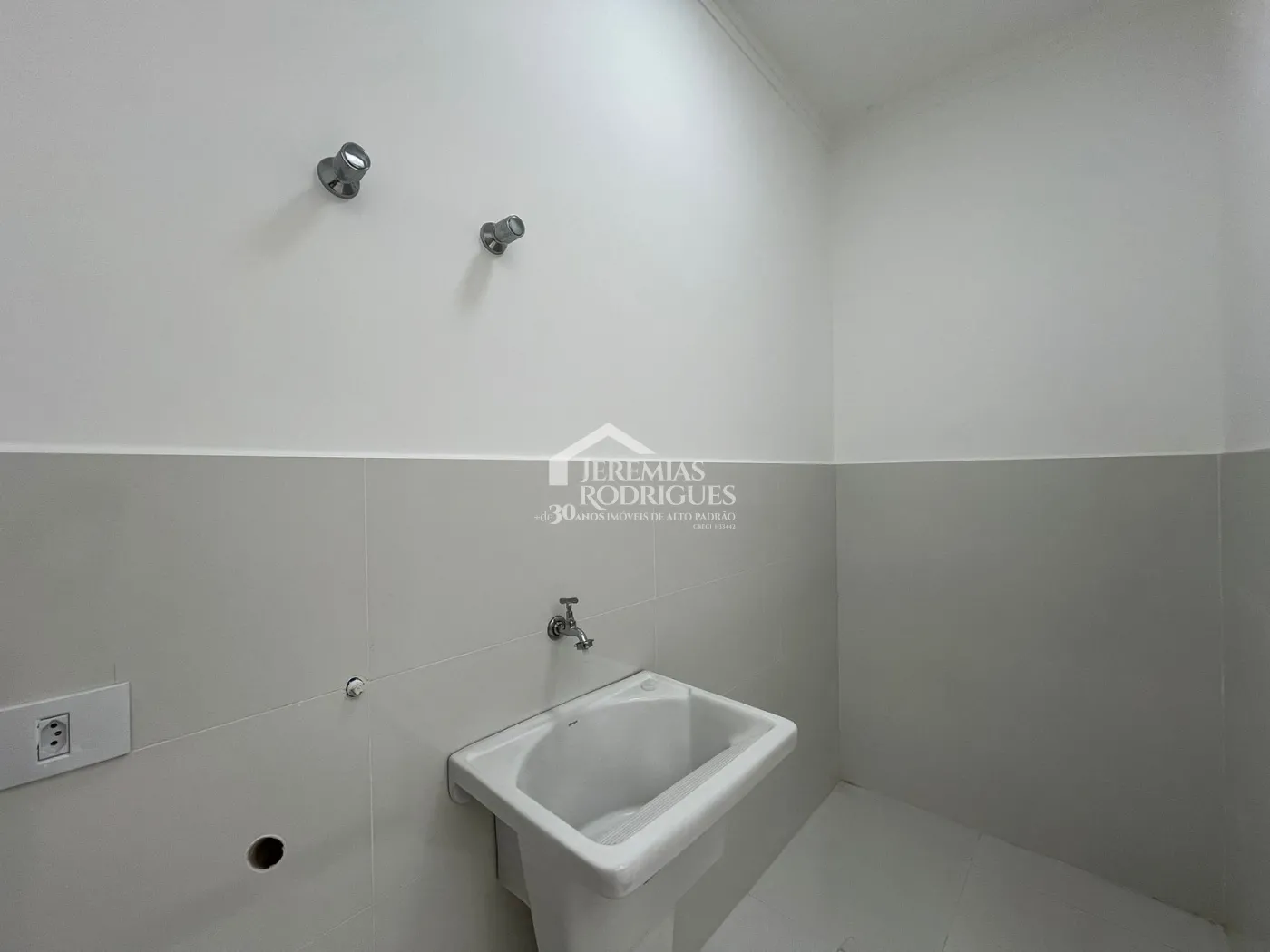 Casa à venda com 3 dormitórios no Condomínio Verdes Vales em Taubaté/SP.