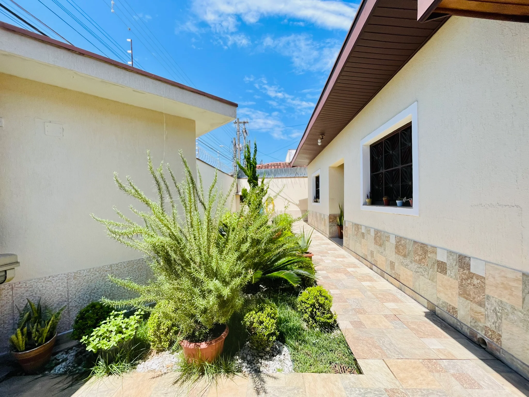 Casa à venda com 5 dormitórios no bairro Esplanada Independência em Taubaté/SP. 