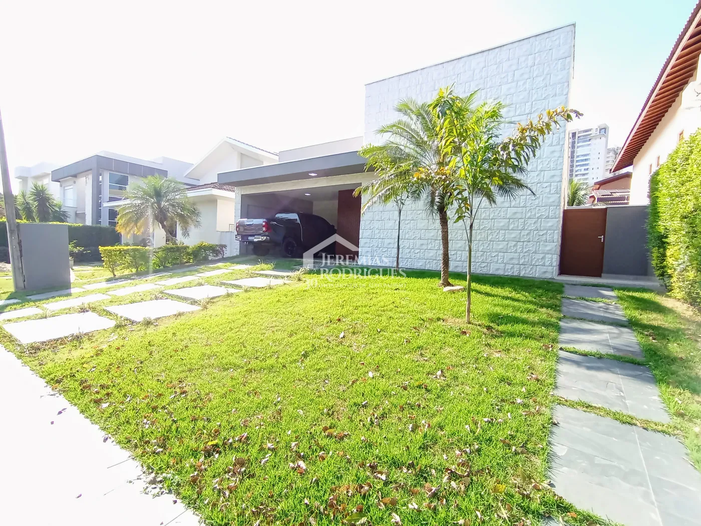 Casa à venda com 3 dormitórios no Condomínio Taubaté Village em Taubaté/SP.